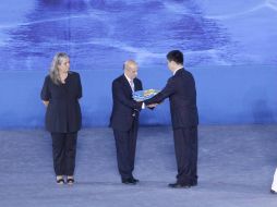 Han Zeng (der), alcalde de Shanghai entrega a Julio Maglione (ctr) la bandera de los mundiales en la clausura del evento. EFE  /