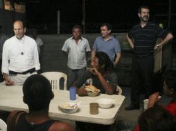 El relator de la CIDH, Felipe González (der) y el secretario ejecutivo, Santiago Cantón, en reunión con Alejandro Solalinde. EFE  /