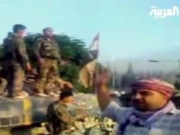Foto tomada del canal de televisión Al Arabiya que muestra a varios soldados sobre un vehículo militar. EFE  /
