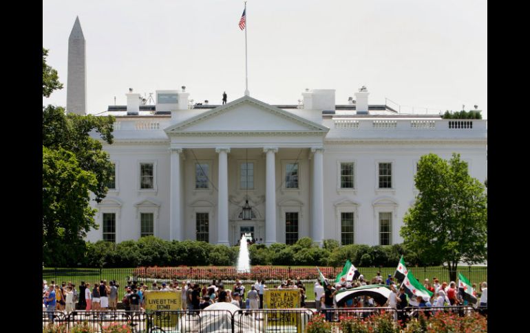 En EU se aplazó al domingo la votación de su plan sobre el techo de la deuda para dar tiempo a negociaciones con los republicanos. AP  /