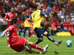 El centrocampista Antonio Rios de Toluca disputa un balón con Adolfo Rosinei de América. EFE  /