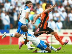 Jugadores del Club Puebla y Pachuca disputando el balón durante partido del Torneo Apertura 2011. MEXSPORT  /
