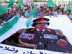 Un grupo de seguidores del líder libio Muamar Gadhafi participa en una manifestación progubernamental. EFE  /