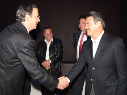 Marcelo Ebrard saluda al senador Carlos Navarrete Ruiz, en la presentación del movimiento Demócratas de Izquierda. NTX  /