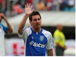 No compareció ante los medios pero si se presentó al partido de futbol en el Estadio Azul. AP  /