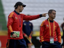 El entrenador de la selección Sub-20 de futbol de España, Julen Lopetegui (I), y el preparador físico, Juan Carlos Martínez (D). EFE  /