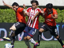 Los centrocampistas Jorge Marcelo Rodríguez (i) y Daniel Hernández (d) de Jaguares disputan el balón con el delantero Omar Arellano.EFE  /