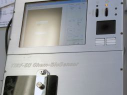 A simple vista, este sistema se asemeja a una pequeña caja metálica con una pantalla. ID  /