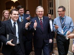 El líder republicano en el Senado, Mitch McConnell (c), sonríe tras alcanzar un acuerdo sobre la deuda. AP  /