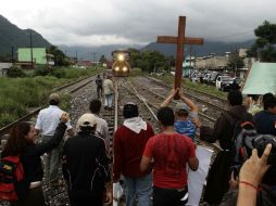 Los manifestantes centroamericanos hicieron que el tren se detuviera y después lo abordaron. EL UNIVERSAL  /