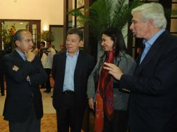 Juan Manuel Santos habla con el Presidente Felipe Calderón en una reunión informal en la capital del país. EFE  /