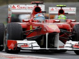 Equipo Ferrari al frente Fernando Alonso y atrás Felipe Massa durante la carrera de Hungría. AFP  /