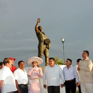 Develan escultura en bronce de Pedro Infante