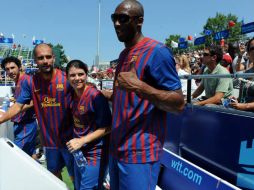Pepe Guardiola (izq), la ex jugadora Mia Hamm (ctr) y la estrella de los Ángeles Lakers, Kobe Bryant. EFE  /
