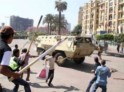 Fuerzas de seguridad entran en la plaza Tahrir, para desalojar a activistas acamapados en las inmediaciones. EFE  /