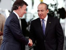 Felipe Calderón Hinojosa dio la bienvenida en visita de Estado al colombiano Juan Manuel Santos, en Los Pinos. REUTERS  /
