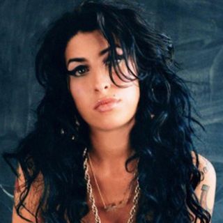 Dice amigo de Amy Winehouse que ella le pidió ayuda para conseguir droga