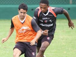 Los jugadores del Club Atlas, Ricardo Bocanegra (I) y Georgie Welcome, durante sesión de entrenamiento. E.PACHECO  /
