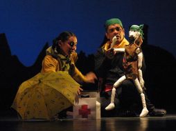 La obra combina la participación de marionetas y actores, música en vivo, así como coreografías a ritmo de flamenco. ARCHIVO  /