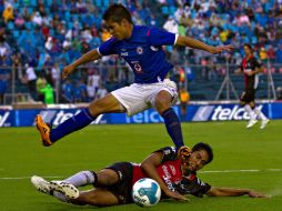 Adrian Cortes (I) de Cruz Azuly Ricardo Bocanegra de Atlas, durante juego de la semana 2 del Apertura 2011. MEXSPORT  /