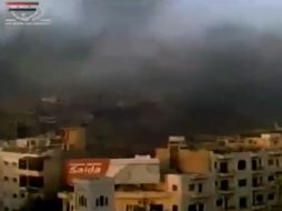 Imagen tomada del canal de televisión Al Arabiya, una cortina de humo negro tras la operación del ejército en Hama. EFE  /