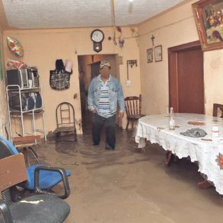 Damnificados por inundaciones enfrentan a las autoridades