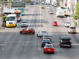 Vialidad tiene el proyecto de eliminar de manera definitiva la vuelta izquierda del semáforo de Alcalde y Los Maestros. E. BARRERA  /