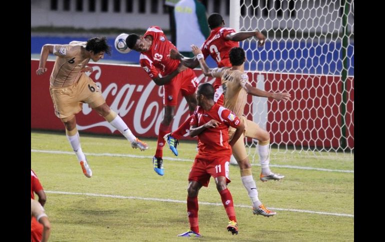 Ahmed Hegazi golpea el balón para la única anotación del partido en el Estadio Metropolitano. AFP  /