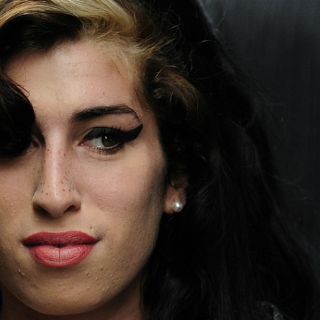 Familia Winehouse busca apoyo para jóvenes