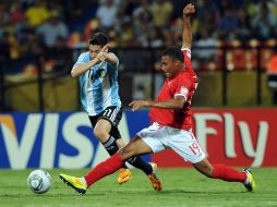 El argentino Juan Iturbe y el inglés Reece Wabara disputan el balón durante el encuentro. AFP  /