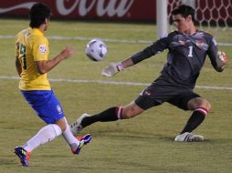 El brasileño Henrique (i) enfrenta al portero austrico Samuel Radlinger. AFP  /
