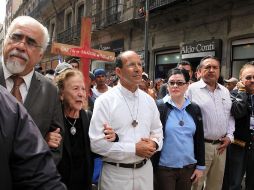 El padre Alejandro Solalinde (de blanco) encabeza el movimiento pro indocumentados. EL UNIVERSAL  /