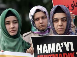 Mujeres de un grupo pro-Islam de los derechos humanos protestan contra el régimen sirio. AP  /