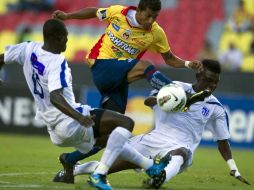 Joao Rojas (centro) de Monarcas y Shedlin Francoeur de Tempete durante el juego de ida de la liga de campeones. MEXSPORT  /