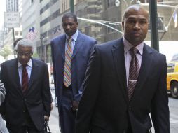 Derek Fisher (der), Billy Hunter (Izq) y Theo Ratliff  antes de la reunión de la NBA el 1 de Agosto. AP  /