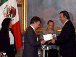 El jefe de Gobierno del Distrito Federal, Marcelo Ebrard, entrega la presea a Santos.NTX  /