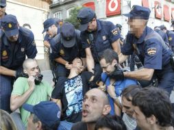 Policías españoles desalojan a varios 'indignados' del movimiento 15M de la madrileña Puerta del Sol. EFE  /