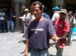 Los obreros hicieron sonar varios cencerros con los que avisan en las colonias para que entreguen la basura. L. NAVARRO  /