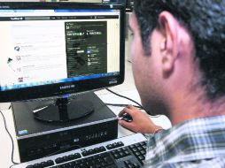 Twitter afirma que en tan solo un año el número de tweets diarios ha aumentado de 65 a 200 millones. ARCHIVO  /