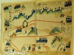 Especialistas del INAH trabajan en el manuscrito. EL UNIVERSAL  /