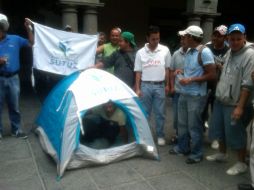 Cerca de 80 trabajadores del SUTUZ instalaron casas de campaña en el patio central de la Presidencia Municipal. ESPECIAL  /