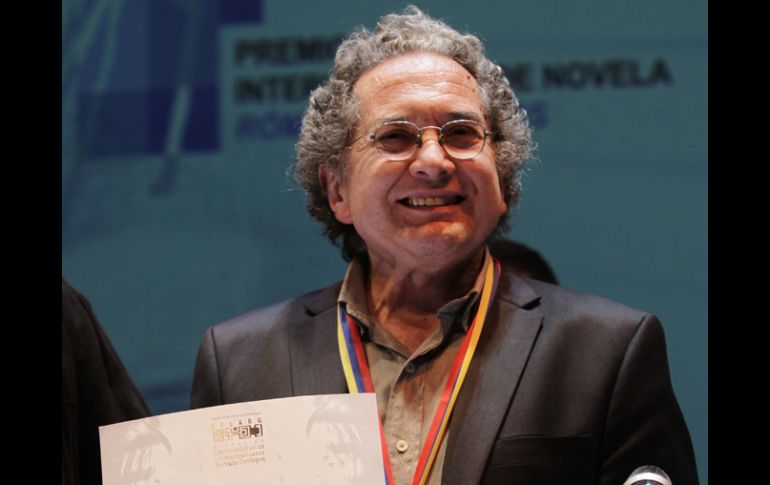También es autor de novelas como Respiración artificial o Plata  quemada, que ganó en 1997 el premio Planeta Argentina. AP  /