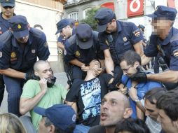 Policías desalojan a ''indignados'' del movimiento15-M. EFE  /