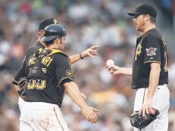 Kevin Correia (der.), entrega la pelota luego de ser masacrado por los Cachorros. AFP  /