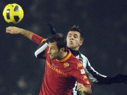 Mirko Vucinic del Roma (izq) y Grygera Zdenek de Juventus durante el partido de cuartos de final de la Copa de Italia. EFE  /