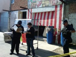 Policías municipales, agentes de la Procuraduría, y peritos forenses acudieron a la escena del crimen para indagar. O. RUVALCABA  /