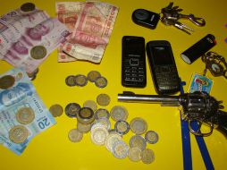 Arma de juguete con la que Francisco Centeno amagó al taxista, así como el efectivo que robó al mismo. ESPECIAL  /