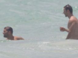 Es la primera vez que el cantante se deja ver con González Abella como pareja. ESPECIAL  /