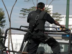 Policía tapatía acudió a la sucursal bancaria para atender el reporte de robo. ARCHIVO  /