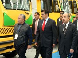 Raymundo Gómez (izq.) y el gobernador de Hidalgo, Francisco Olvera (ctro.) acompañan al Presidente Calderón. EL UNIVERSAL  /